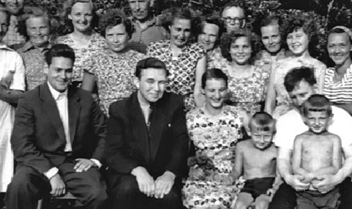 Kullamaa jaoskonnahaigla töötajad 1959. aastal. Esimeses reas keskel Märjamaa haigla peaarst Harri Brudel. Tema kõrval vasakul jaoskonnaarst Madis Martinson.