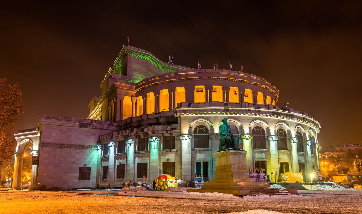 Jerevani ooperiteater on pealinna öise valgusmaastiku lahutamatu osa.
