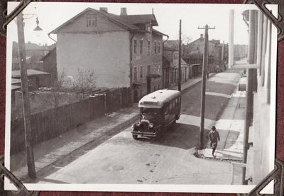 Linnaliinibuss Õle tänaval. 1939. aastal suunati bussiliiklus Ristiku tänavale.