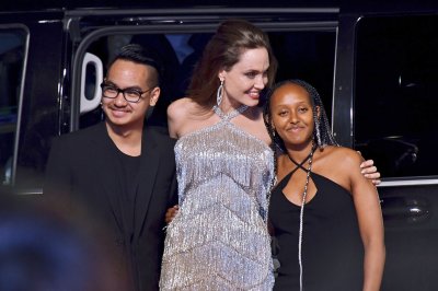 Angelina Jolie oma poja Maddoxi ja tütre Zaharaga.