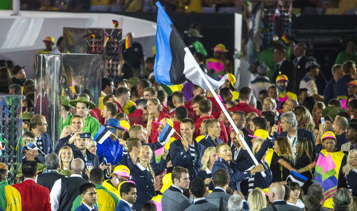 Eesti delegatsioon Rio olümpia avapeol, lipuga purjetaja Karl-Martin Rammo