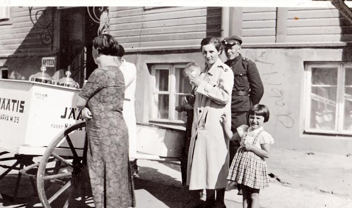 Jäätisekäru Olga (Pebre) tänavas 1935. aastal.