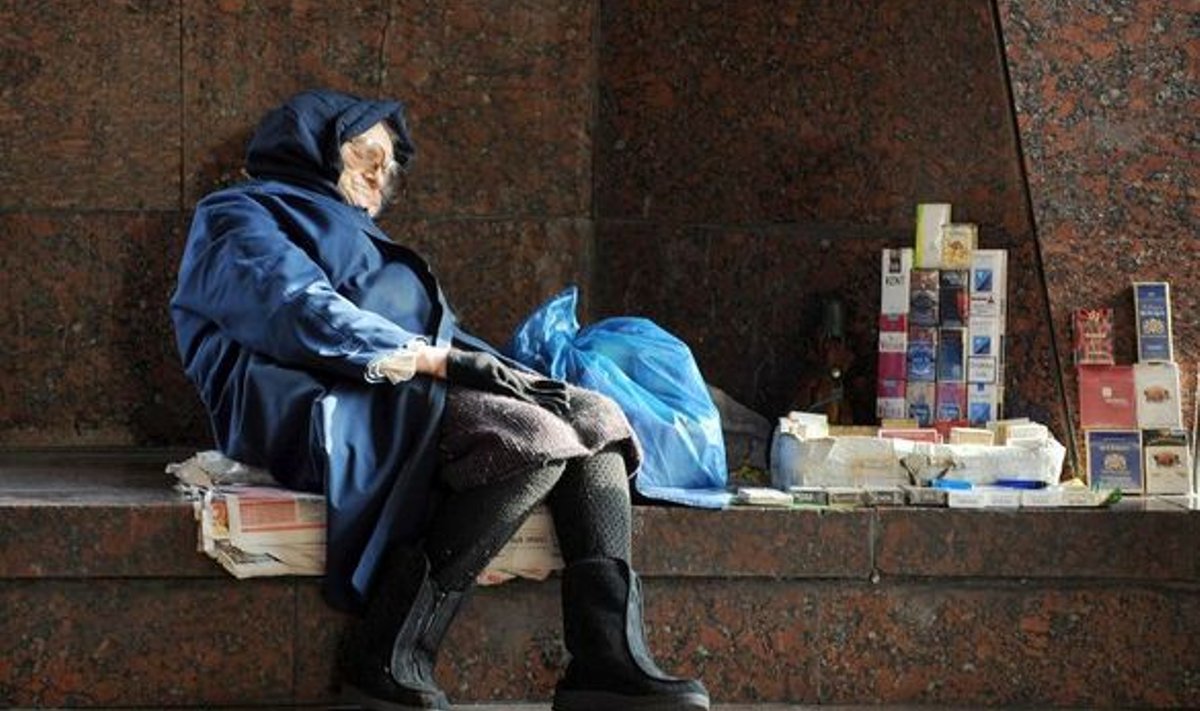HÄDA: Uinunud sigaretimüüja Kiievi tänaval. Ukraina on esimene finantsraskustesse sattunud endine liiduvabariik. Venemaal osteti nädalavahetusel aga paanika tõttu toidupoed tühjaks.
 