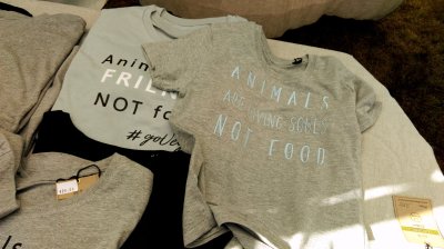 Müügil olid ka T-särgi kirjaga "Loomad on elavad hinged, mitte toit".