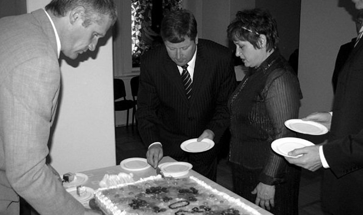 Valla sünnipäeval lõikasid vallaisad torti ja pakkusid seda lahkesti peolistele (Foto: Maire Henno)