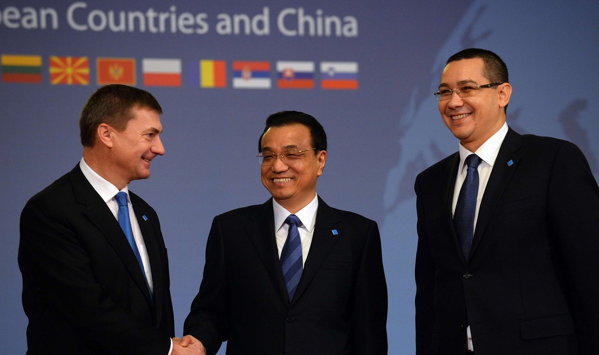 Praegu kahtleb Urmas Paet, kas Eesti peab koos Balkani maadega Hiina-suhteid arendama. Ometi osales Eesti toonane peaminister Andrus Ansip tema välisministriks oleku ajal täpselt sama­sugusel kohtumisel. Pildil kätleb ta suurriigi peaministri Li Keqiangiga, kõrvalt vaatab Rumeenia peaminister Victor Ponta.