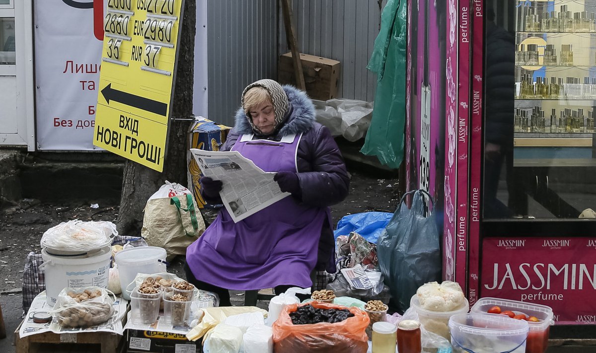 Müüja Kiievi valuutavahetusputka ees
