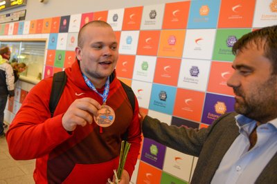 Jaan Talts juunior imetleb Mart Seimi medalit.