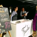FOTOD | Vihmase Läti veganifestivali külastajaid lummasid Fresko jäätised ja eestlaste müüdud šokolaadid