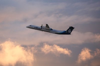 Alaska Airlinesi Bombardier, millesarnase Russell ärandas. 
