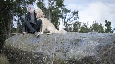 Kirjamees Villu Kangur elab saarel iseendale. „ENSV“ sarja tulevikust ei tea ta praegu midagi