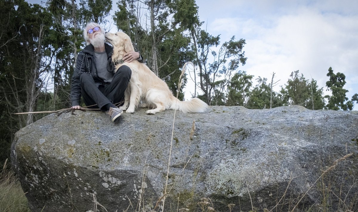 Villu Kanguri Muhu-elu igapäevakaaslased on koerad. Kuldne retriiver Lumi oli valmis koos peremehega ka pildi jaoks poseerima.