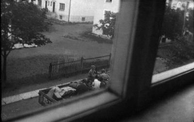 Kaljo-Olev Veskimägi. 15-aastase poisina salaja „Agfa“ kaameraga tehtud foto oma korteri aknast Maisi t Pelgulinnas 1945. aastal. Hoovis toimub inimeste ja nende asjade laadimine veoauto peale. Foto saadud Peeter Linnap-ilt.