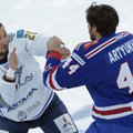 ВИДЕО: Защитник "Барыса" исподтишка ударил чешского хоккеиста