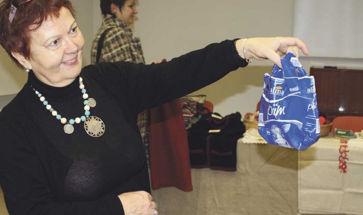 Käsitööliidu juht Liivi Soova demonstreeris oma ostu – piimapakkidest valmistatud kotikest.