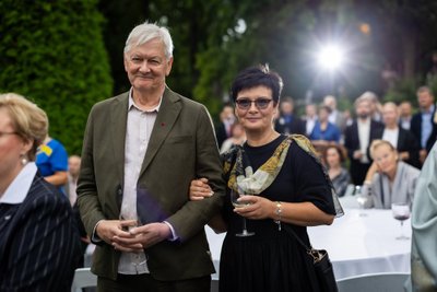 SUMEDAL SUVEÕHTUL Enesearengu treener Laine Randjärv külastas roosiaia vastuvõttu koos kaasa Mart Erikuga, kes on metsakasvataja. Laine soov Eestile on, et me kasutaksime rohkem oma tasakaalukat talupojatarkust, olles samal ajal avatud uutele ideedele.