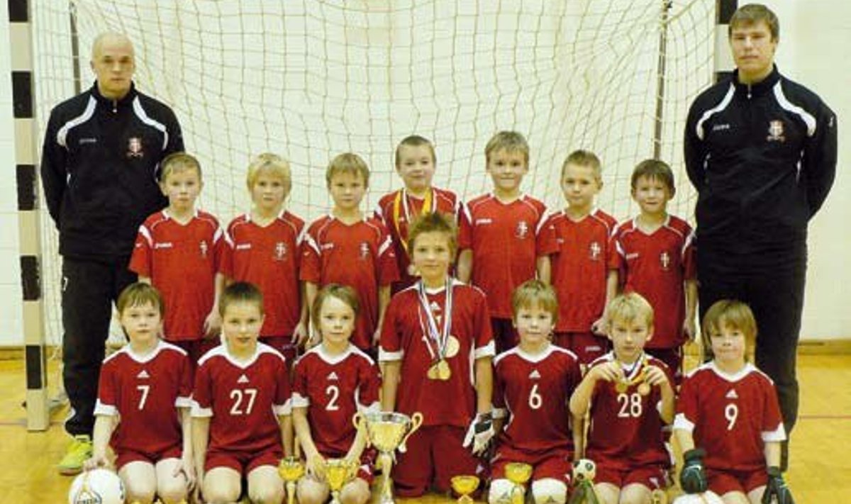 Edukas las tevõistkond — 2003. aasta poisid: (tagumine rida, vasakult) treener Lauri Esko, Rainis Rüütli, Erik Reinumägi, Rauno Notton, Enrico Tulp, Markus Rätsep, Kenneth Roomets, Martin Aava, treener Lauri Nuuma; (esimene rida, vasakult) Raul Babajev, J