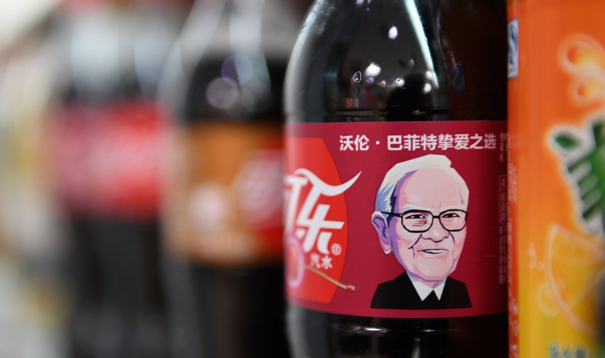 Hiina joogitootja pani Warren Buffetti pildi  Cherry Coke'i pudeli sildile