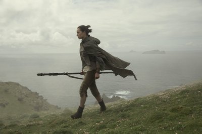 JÕUD ON TEMAGA: 25aastane Daisy Ridley kehastab uues „Star Warsi“ triloogias üht võtmetegelast, südikat Reyd.