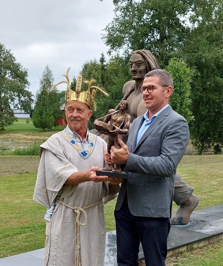 Rukkikuningas Hans Kruusamägi annab Rukkikülvaja kuju ja tiitli üle AS-i Tartu Mill juhile Uuno Lausingule.