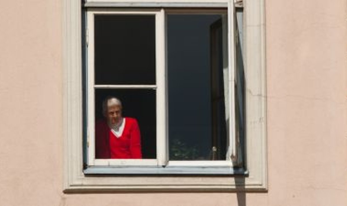 naine aknal