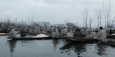 hommikul kl 6 käib tihe sagimine India Põhja osas, Dal Lake vegetable marketil, kus müüakse kõike, mis kasvab maa all ja maa peal aga müüjateks eranditult mehed.