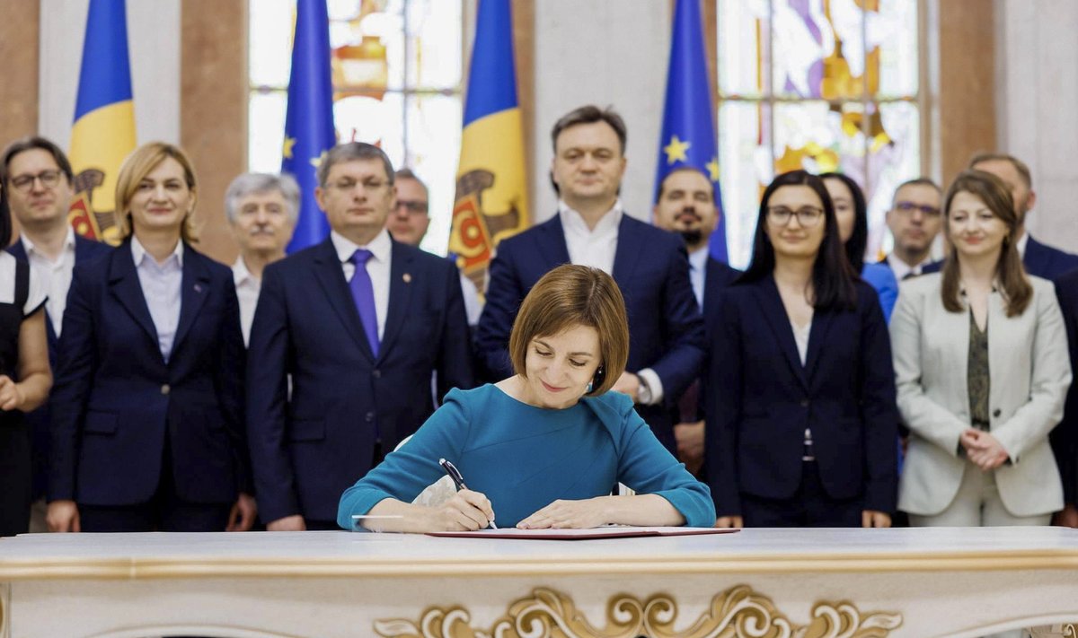 Moldova president Maia Sandu kirjutamas Chişinăus alla dekreedile Moldova ja EL-i liitumisläbirääkimiste alustamise poolt. Foto tehtud 21. juunil 2024.