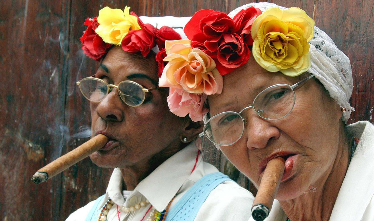 Avalikus kohas suitsetamise keeldu hakati Kuubas juurutama alles 2005, sigarid on seal ka naiste seas levinud. https://jazzinphoto.files.wordpress.com/