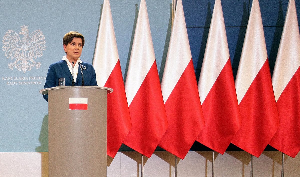 Poola peaministri Beata Szydło valitsus annab mõista, mis neile ei meeldi. Valitsuse pressikonverentside saalist visati välja EL-i lipud ja sinna jäeti ainult punavalged.