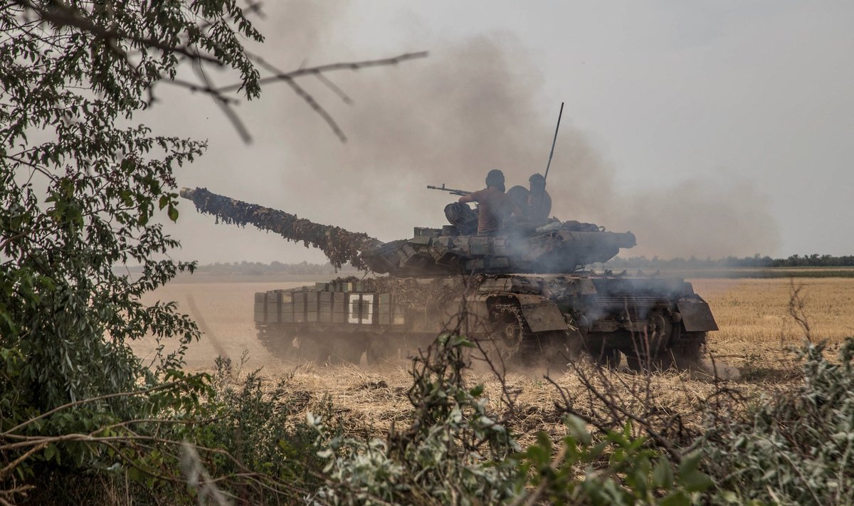 Ukraina sõjaväelased sõidavad Mõkolaivi oblastis rindejoone lähedal tankiga. Foto tehtud 10. augustil 2022.