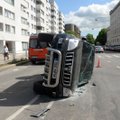 ФОТО DELFI: ДТП на Гонсиори в Таллинне — джип перевернулся на бок