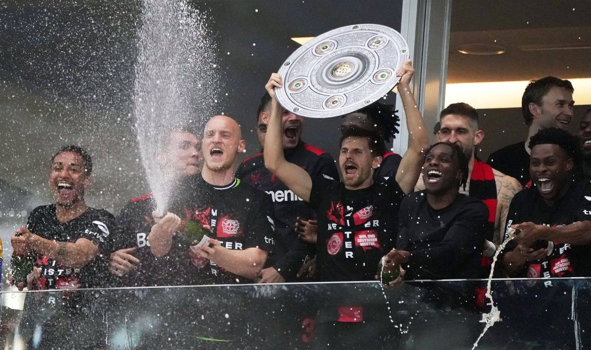 Leverkuseni Bayern tähistamas klubi ajaloo esimest Bundesliga tiitlit.