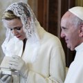 FOTOD: Monaco vürstinna Charlene kasutas paavstiga kohtudes oma haruldast õigust kanda valgeid rõivaid