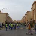 Jalgpalli MM-i objekte ehitavate võõrtööliste tingimusi Kataris kajastanud BBC ajakirjanikud vahistati