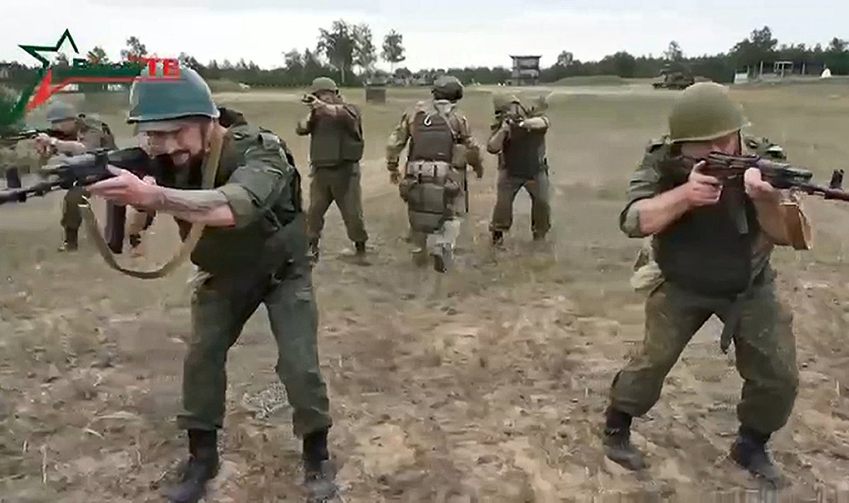 Wagnerlased õpetasid juulis Valgevene sõdureid relvadega vehkima.