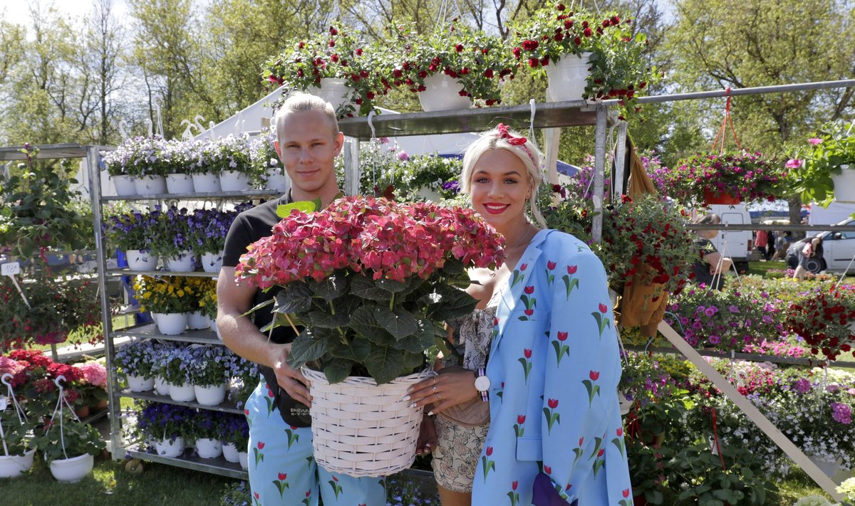Türi laadal pakuvad Nurmiko Aiandis kasvatatud lilli Joakim Ungerson ja Liza Lind.
