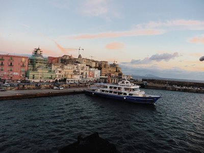 SADAMAIDÜLL: Napoli jääb vaid tunnise meretee kaugusele.