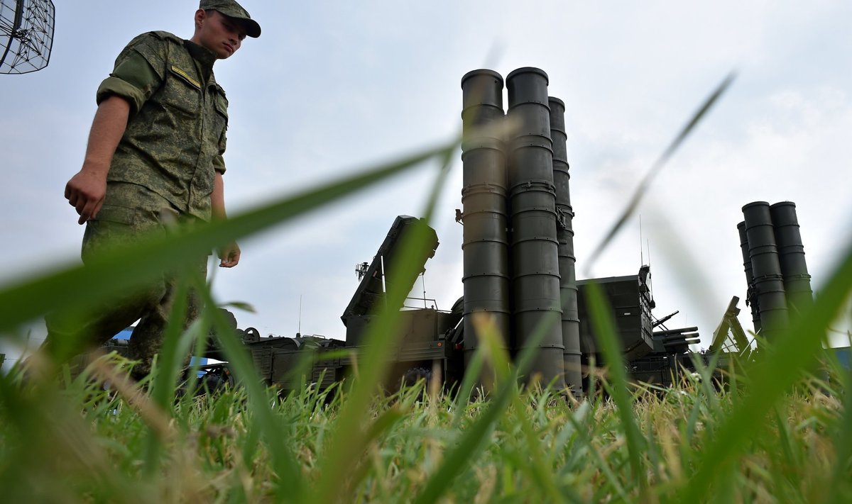 KINDLUSE KAITSJA: Vene sõdur koos õhutõrjesüsteemiga S-400. Moskva ümbruses on selliseid üle 170.