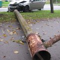 DELFI FOTOD: Tallinnas kukkus avarii tõttu murdunud betoonpost kõnniteele