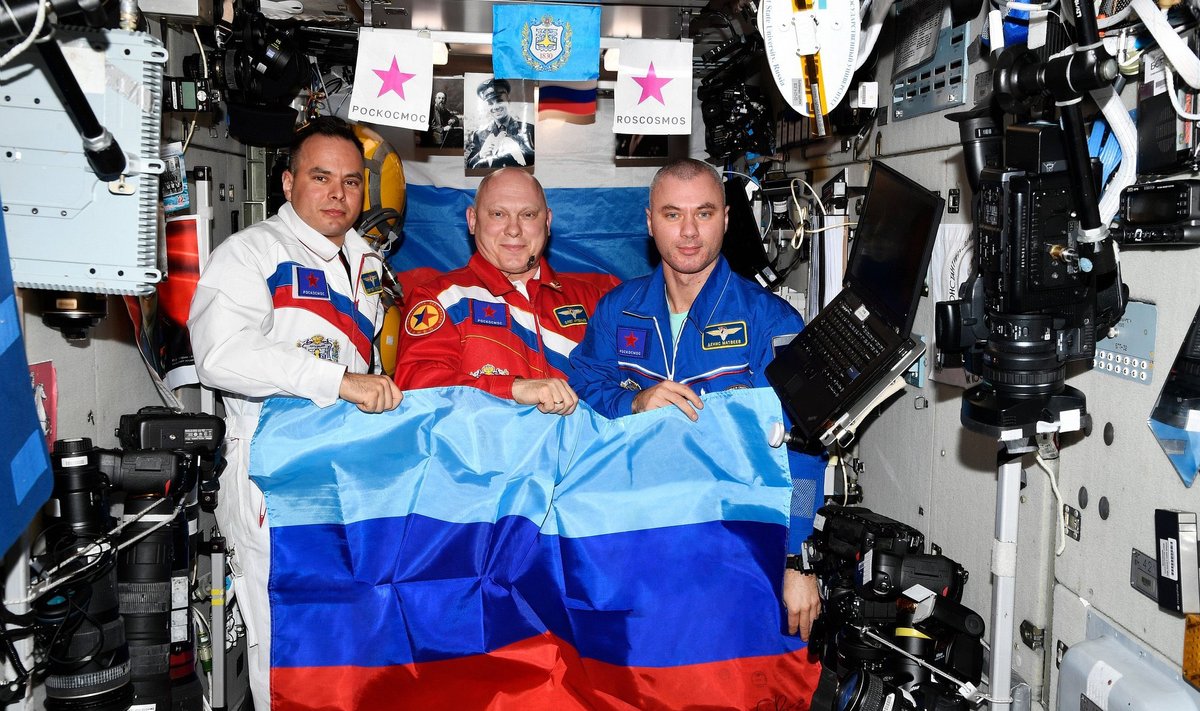 Vene kosmonaudid ISSil tähistamas Luganski oblasti vallutamist
