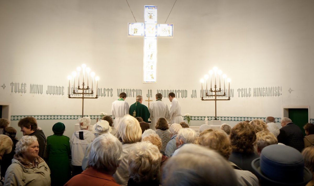 Pühapäeval, 23. septembril 2012 avati ja pühitseti Tartu Pauluse kiriku krüptisaal ja kolumbaarium. 