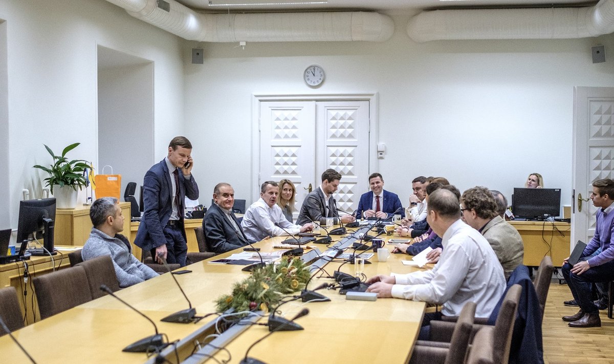 20. detsembril otsustas Reformierakonna juhatus, et erakonna esimehe valimised on 14. aprillil erakonna üldkogu istungil. Hanno Pevkur naeratab laua otsas, Kaja Kallas on ülejärgmine tema paremal käel.