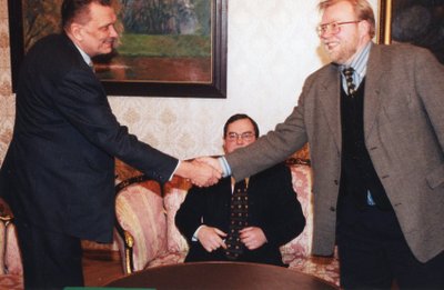 Suures poliitikas. Kätt suruvad Arvo Sirendi ja Mart Laar, istub Mart Siimann.