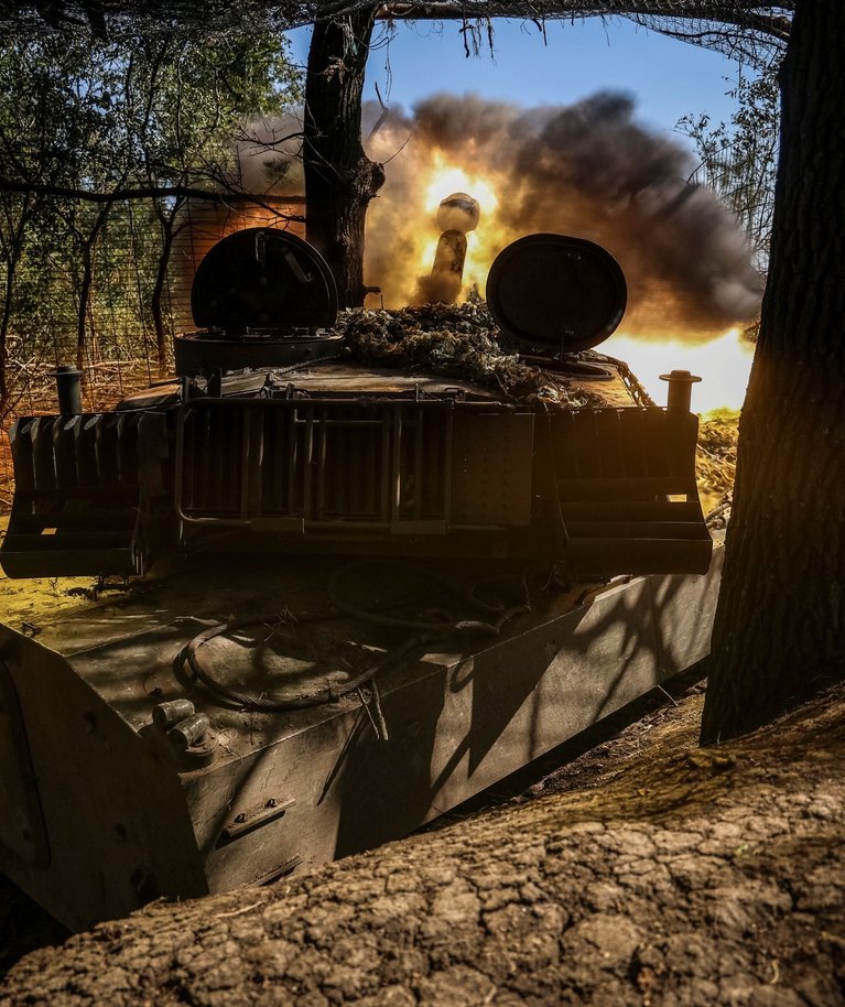 Ukraina sõjaväelased tulistamas Donetski oblasti rindejoonel Vene vägede suunas. Foto tehtud 26. septembril 2023.