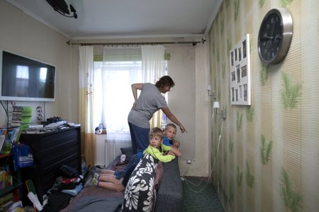 Olga näitab oma elutoa nurka, kus hallitab. „Meie seinad nutavad,” ütleb ta nõutult. Nii tema kui ka lapsed on rõskes korteris elamisest saanud tõsiseid tervisehädasid.