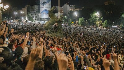 Поводом для протестов стало введение в Сербии коментантского часа
