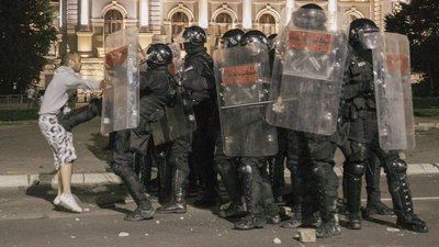 Столкновения между демонстрантами и полицейскими происходили в течение всей ночи