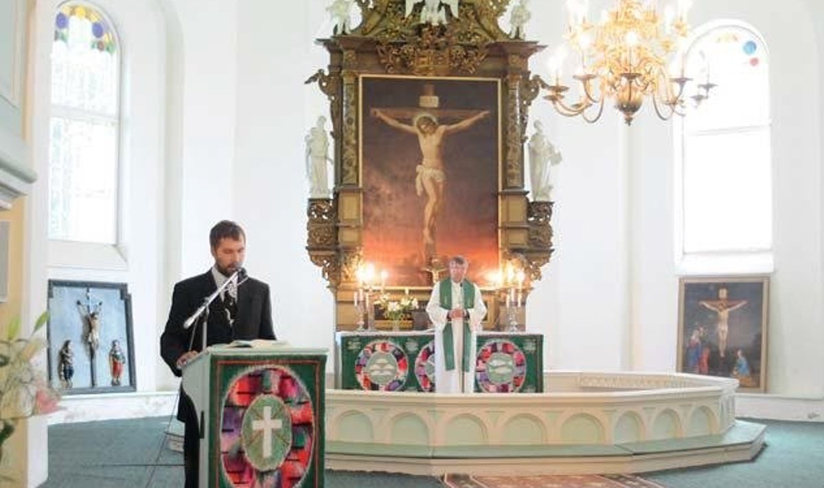 Juhan Põld kõnepuldis ja õpetja Jüri Vallsalu altari ees. Foto: Liis Mäesalu