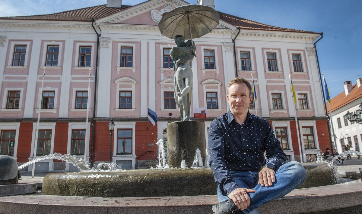TAGASIHOIDLIK: Marko Laur ütleb, et vaatab skulptuuri küll sooja tundega, aga distantsilt – eriliseks eneseupitajaks ta end ei pea.