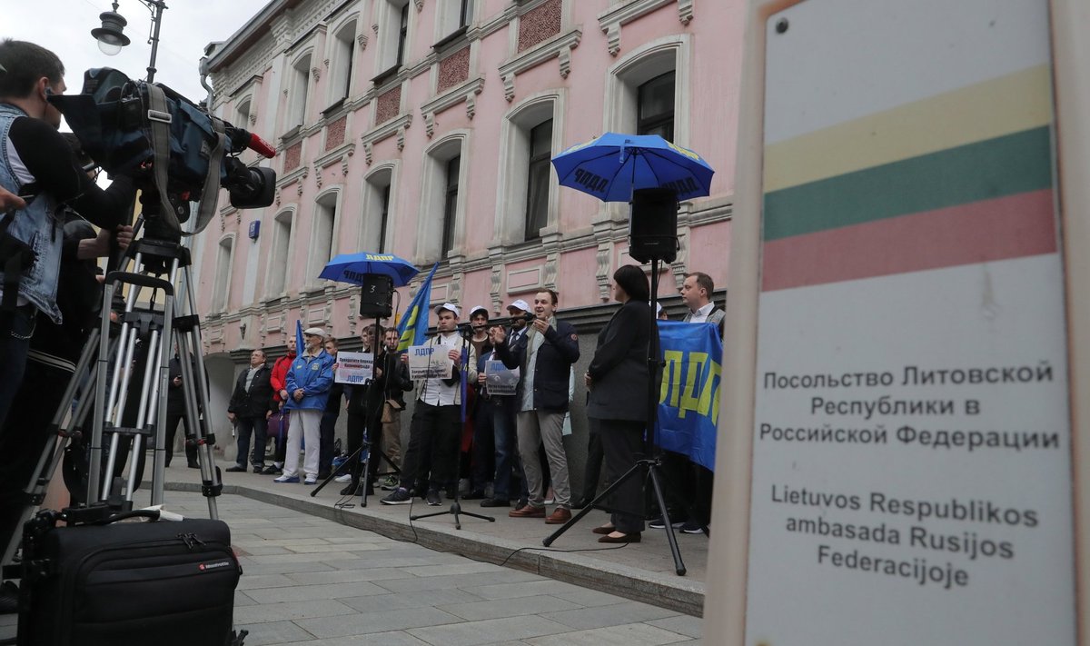 Moskvas kogunesid protestijad Leedu saatkonna ette
